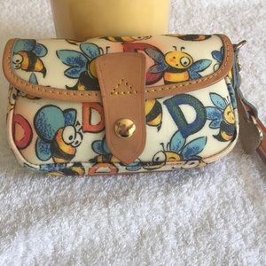 Bubble bee wristlet